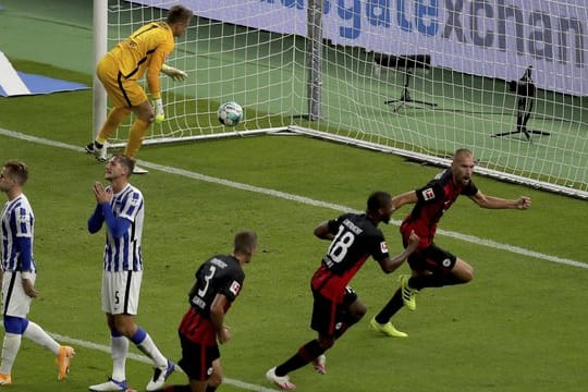 Während die Berliner enttäuscht sind, jubeln die Frankfurter nach dem Treffer von Bas Dost (r).