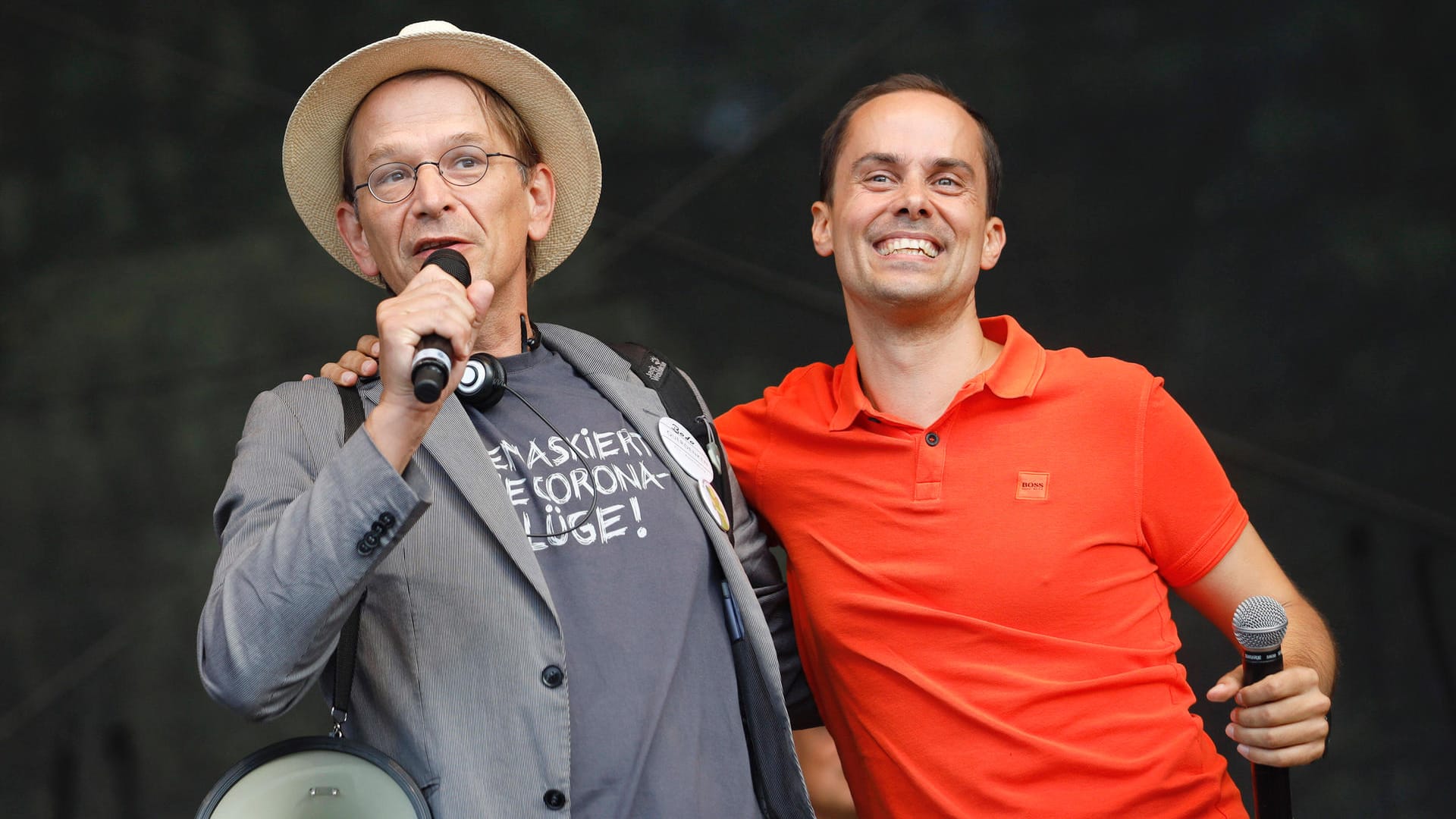 Duo: Samuel Eckert und Bodo Schiffmann wollen ab Montag gemeinsam mit einem gemieteten Luxusbus auf eine "Corona-Info-Tor" durch Deutschland gehen. Schiffmann will zudem einen Bus gekauft haben. Dabei handelt es sich offenbar um ein Fahrzeug, das von 1995 an Formel 1-Pilot Keke Rosberg transportiert hatte.