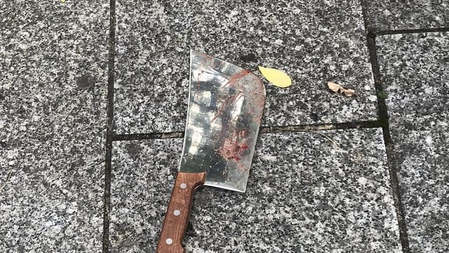 Ein blutiges Hackmesser liegt nach der Attacke auf die beiden Journalisten auf dem Boden.