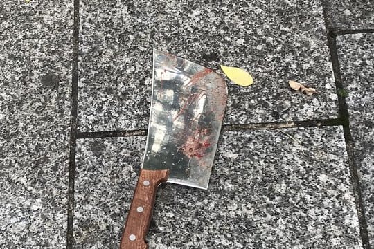 Ein blutiges Hackmesser liegt nach der Attacke auf die beiden Journalisten auf dem Boden.