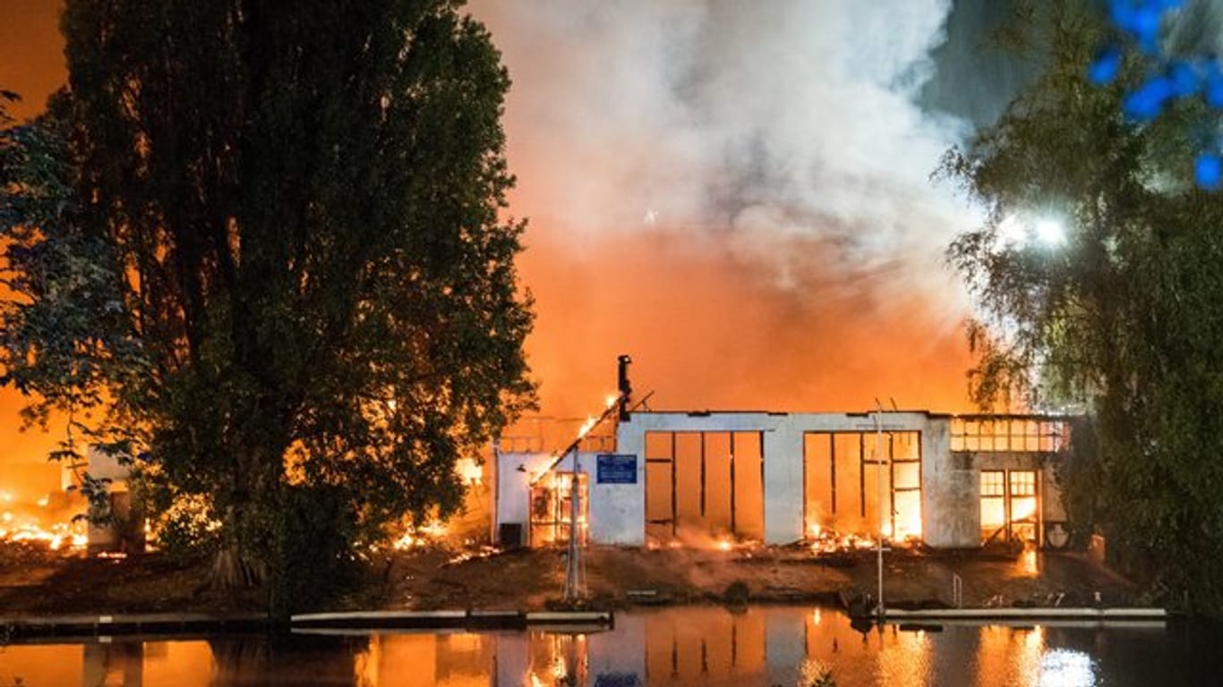 Eine Bootshalle brennt im Hamburger Stadtteil Winterhude