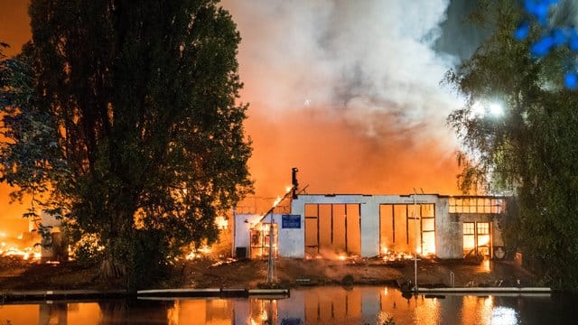 Eine Bootshalle brennt im Hamburger Stadtteil Winterhude