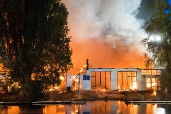 Eine Bootshalle brennt im Hamburger Stadtteil Winterhude