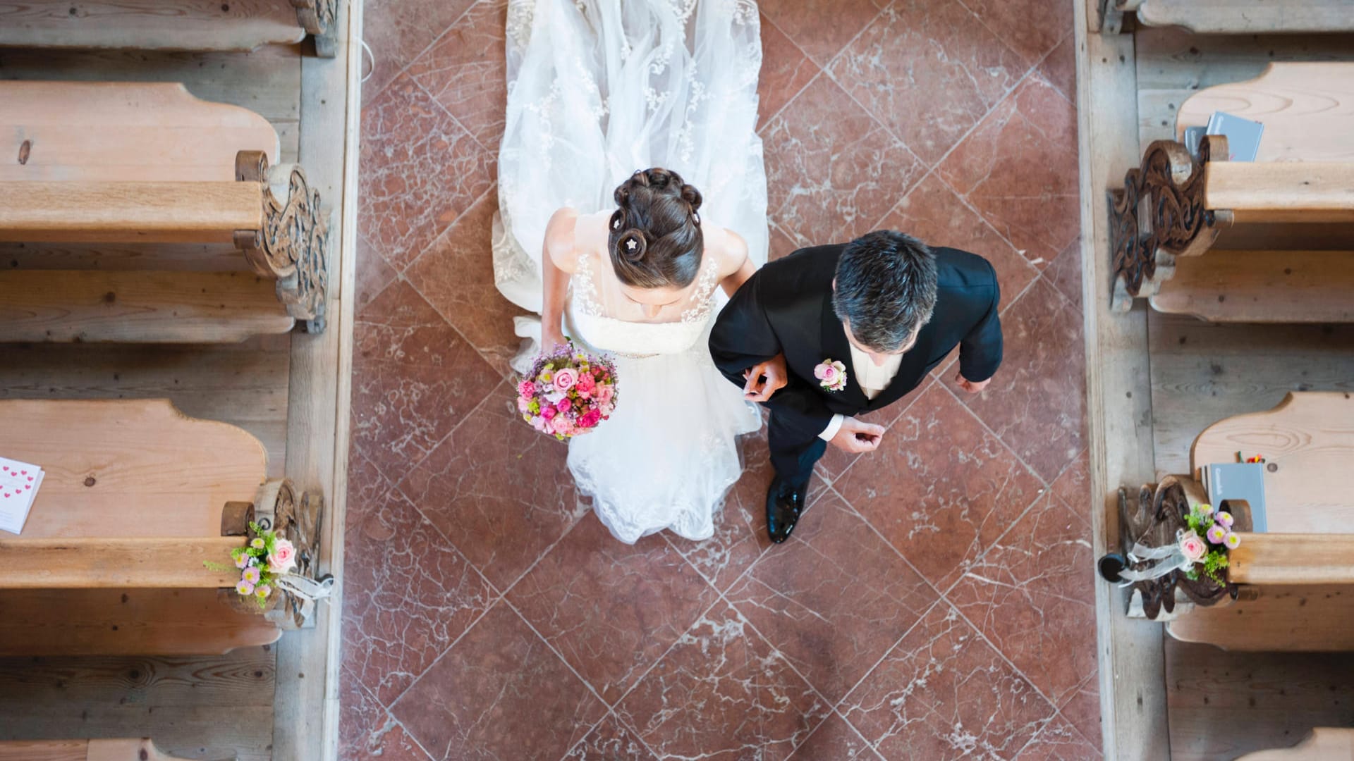 Hochzeitspaar in einer Kirche (Symbolfoto): "Wir sehen in Hamm, wozu eine rauschende Hochzeit mit 150 Gästen führen kann."