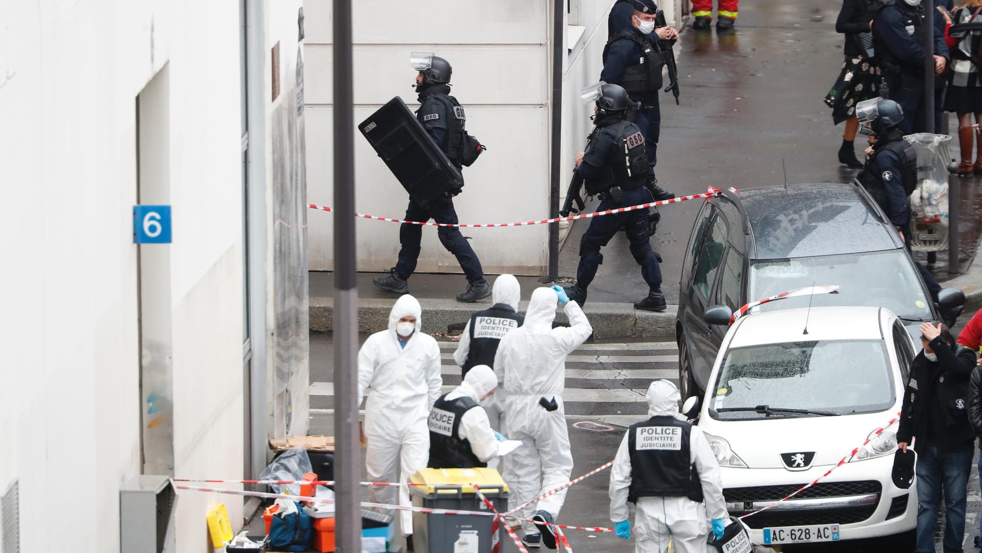 Polizisten nahe des Tatorts: Am Samstag wurde ein weiterer Verdächtiger festgenommen.