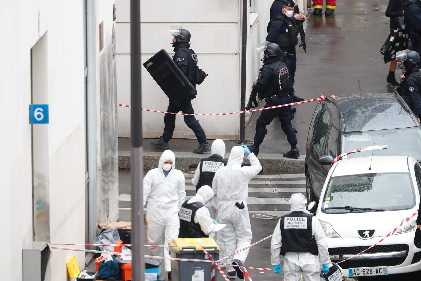 Polizisten nahe des Tatorts: Am Samstag wurde ein weiterer Verdächtiger festgenommen.