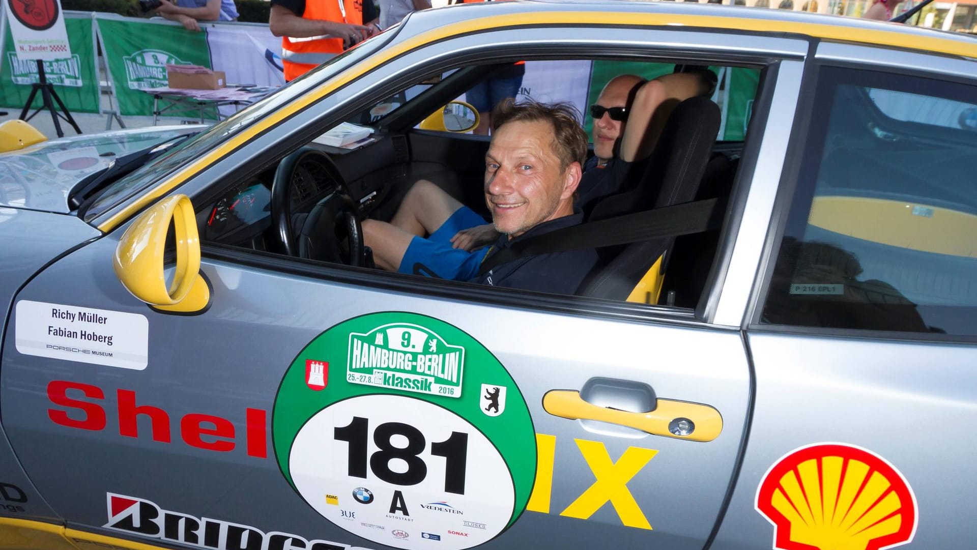 Richy Müller: Bei der 9. Hamburg-Berlin-Klassik Rallye in Berlin 2016 rast der Schauspieler im Porsche durch die Stadt.