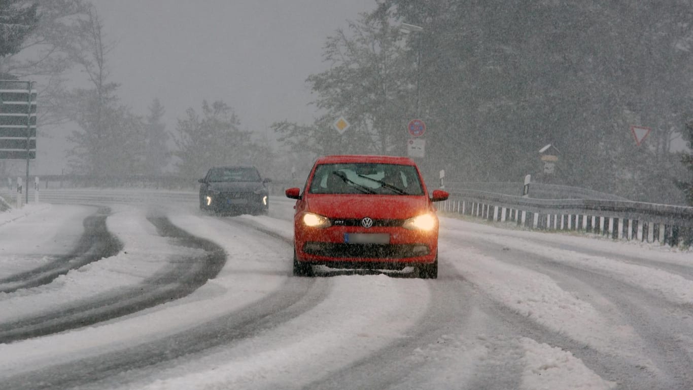 Schwarzwald: Autos fahren auf einer Schneebedeckten Straße am Feldberg.