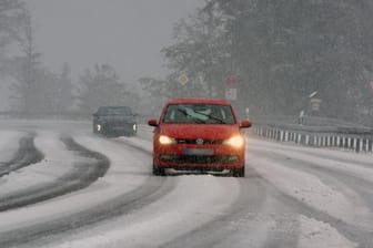 Schwarzwald: Autos fahren auf einer Schneebedeckten Straße am Feldberg.