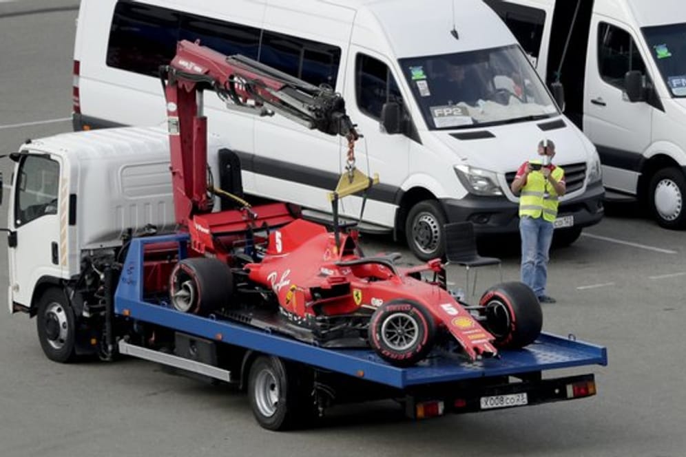 Sebastian Vettels Ferrari musste nach dem Unfall abtransportiert werden.
