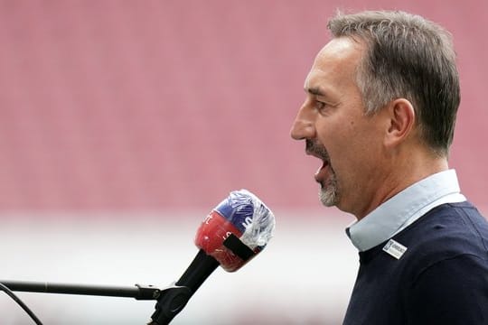Der Mainzer Trainer Achim Beierlorzer beim Interview.
