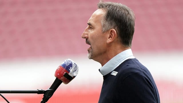 Trainer Achim Beierlorzer gibt vor dem Spiel Interviews