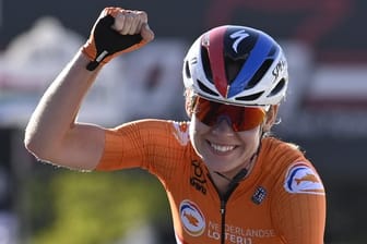 Anna van der Breggen gewinnt bei der WM in Imola auch das Straßenrennen.