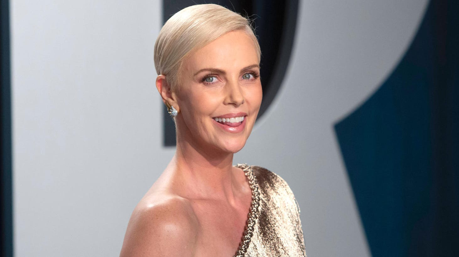 Charlize Theron: Der Hollywoodstar hat auf Instagram mit einem Familien-Selfie für eine Überraschung gesorgt.