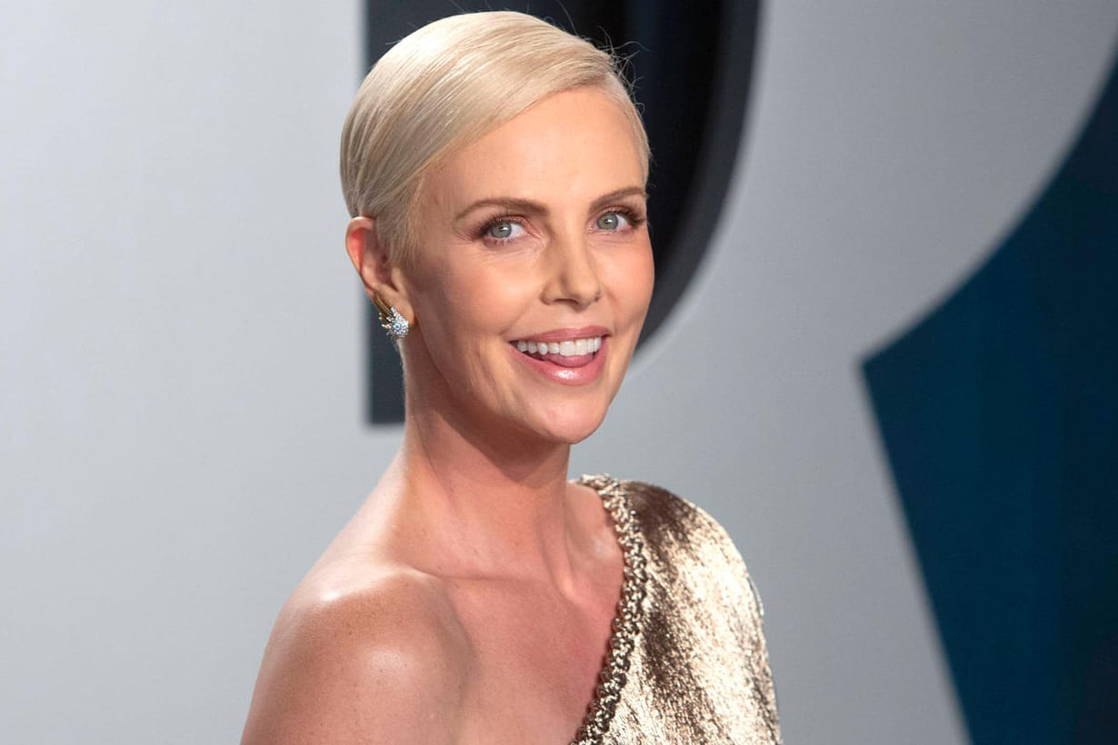 Charlize Theron: Der Hollywoodstar hat auf Instagram mit einem Familien-Selfie für eine Überraschung gesorgt.