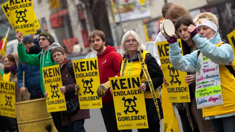 Atomkraftgegner demonstrieren vor dem Bundesumweltministerium in Berlin: Sie wollen kein Endlager in Gorleben.