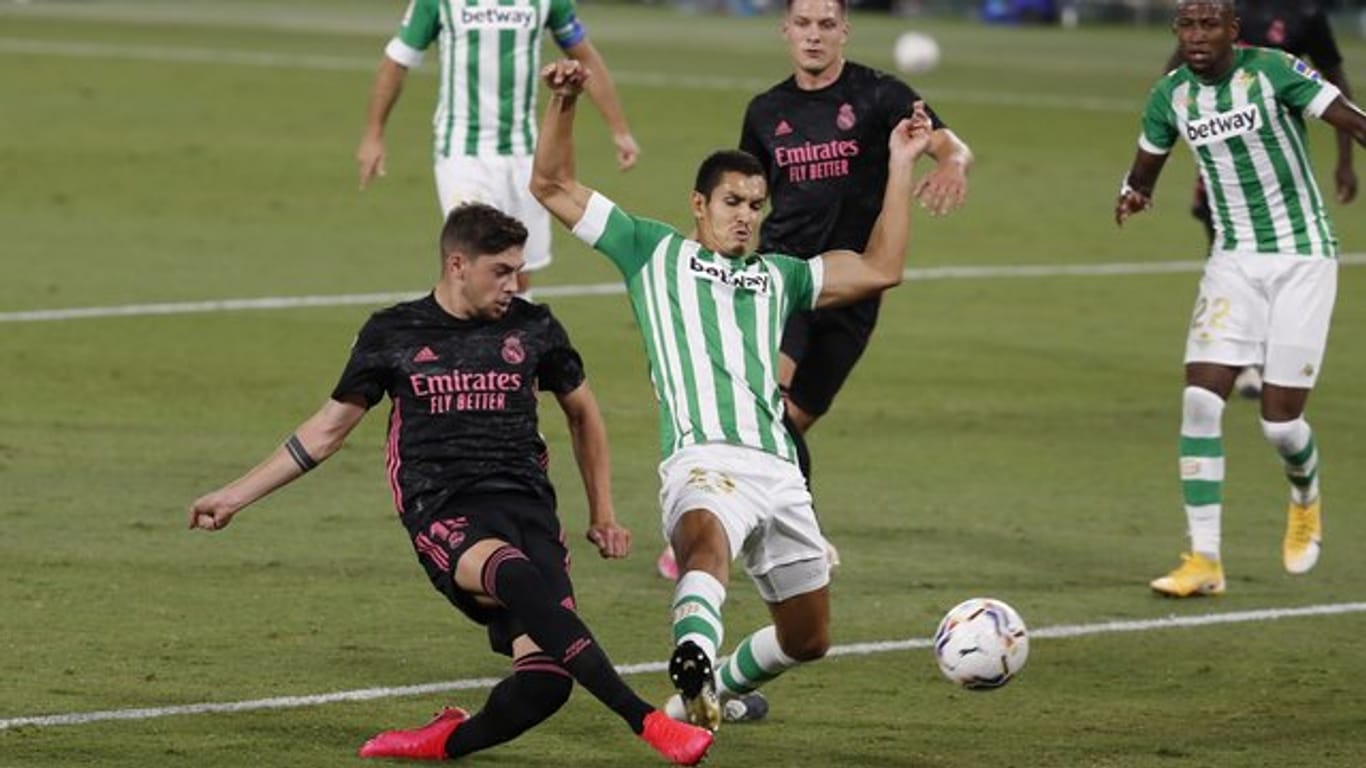 Federico Valverde (l) brachte Real in Führung.