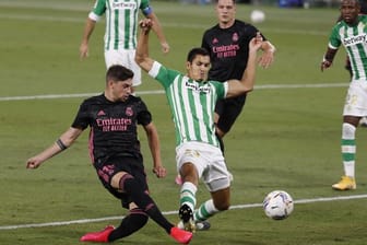 Federico Valverde (l) brachte Real in Führung.