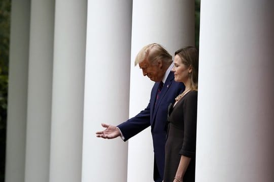 US-Präsident Trump hat Amy Coney Barrett (r) Barrett für das Oberste Gericht der Vereinigten Staaten nominiert.