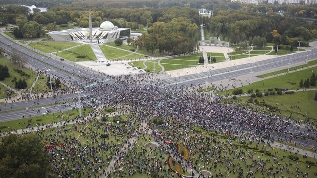 Trotz eines massiven Aufgebots an Sicherheitskräften sind in Minsk erneut Zehntausende Demonstranten gegen Staatschef Lukaschenko auf die Straße gegangen. Trotz eines massiven Aufgebots an Sicherheitskräften sind in Minsk erneut Zehntausende Demonstranten gegen Staatschef Lukaschenko auf die Straße gegangen.