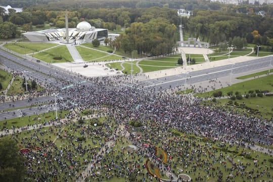 Trotz eines massiven Aufgebots an Sicherheitskräften sind in Minsk erneut Zehntausende Demonstranten gegen Staatschef Lukaschenko auf die Straße gegangen.