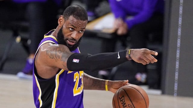 LeBron James von den Los Angeles Lakers gestikuliert während des Spiels.