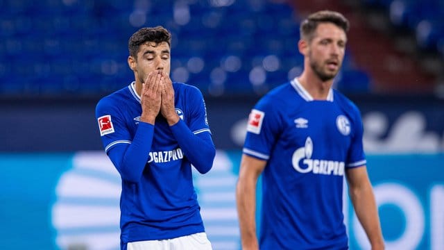 Der Schalker Ozan Kabak (l) soll Werder Bremens Ludwig Augustinsson bespuckt haben. Der Schalker Ozan Kabak (l) soll Werder Bremens Ludwig Augustinsson bespuckt haben.