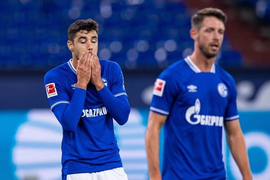 Der Schalker Ozan Kabak (l) soll Werder Bremens Ludwig Augustinsson bespuckt haben.