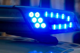 Blaulicht der Polizei (Symbolbild): Auf einer Hochzeit bei Osnabrück haben sich rund 50 Menschen geprügelt.