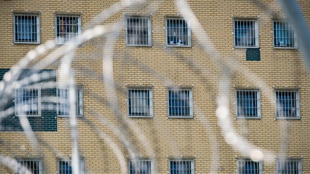 Gitter sind vor den Fenstern der Zellen einer JVA zu sehen Gitter sind vor den Fenstern der Zellen einer JVA zu sehen