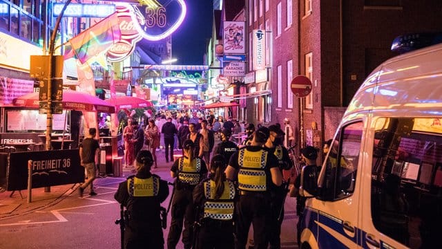 Polizisten kontrollieren die Corona-Auflagen auf der Reeperbahn Polizisten kontrollieren die Corona-Auflagen auf der Reeperbahn