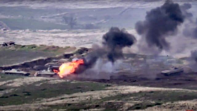 Ein Foto aus dem armenischen Verteidigungsministerium soll zeigen, wie armenische Streitkräfte in Bergkarabach ein aserbaidschanisches Militärfahrzeug zerstören. Ein Foto aus dem armenischen Verteidigungsministerium soll zeigen, wie armenische Streitkräfte in Bergkarabach ein aserbaidschanisches Militärfahrzeug zerstören.
