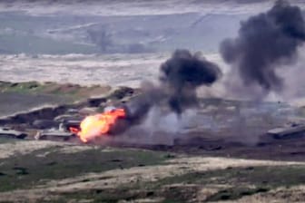 Ein Foto aus dem armenischen Verteidigungsministerium soll zeigen, wie armenische Streitkräfte in Bergkarabach ein aserbaidschanisches Militärfahrzeug zerstören.