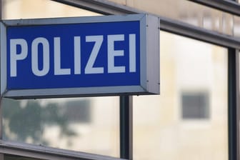Polizeirevier (Symbolbild): Hunderte Verdachtsfälle von Rechtsextremismus sollen laut einem Medienbericht bei den Sicherheitsbehörden in Deutschland aufgefallen sein.