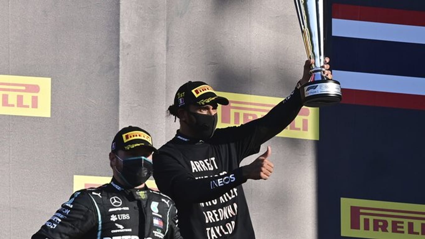 Formel-1-Weltmeister Lewis Hamilton (r) sorgte beim Rennen in Mugello mit seinem Protest-Shirt für Aufsehen.
