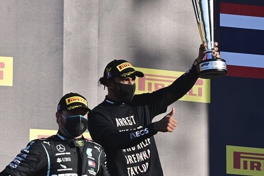 Formel-1-Weltmeister Lewis Hamilton (r) sorgte beim Rennen in Mugello mit seinem Protest-Shirt für Aufsehen.