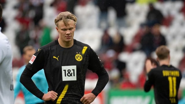 Auch BVB-Stürmer Erling Haaland war nach der Niederlage in Augsburg enttäuscht. Auch BVB-Stürmer Erling Haaland war nach der Niederlage in Augsburg enttäuscht.