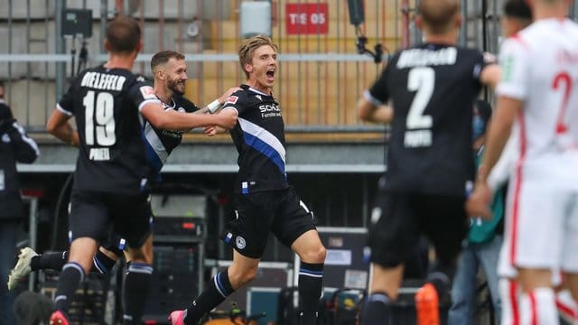 Bielefelds Joan Simun Edmundsson (M) erzielte als erster Färinger einen Treffer in der Bundesliga. Bielefelds Joan Simun Edmundsson (M) erzielte als erster Färinger einen Treffer in der Bundesliga.