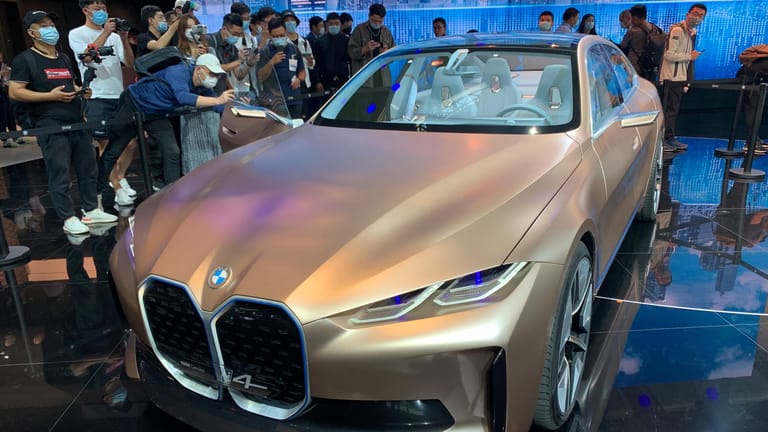Internationale Automesse in Peking: BMW stellt sein luxuriöses elektrisches Konzeptauto i4 vor.
