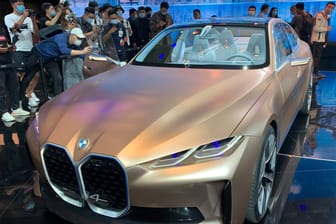 Internationale Automesse in Peking: BMW stellt sein luxuriöses elektrisches Konzeptauto i4 vor.