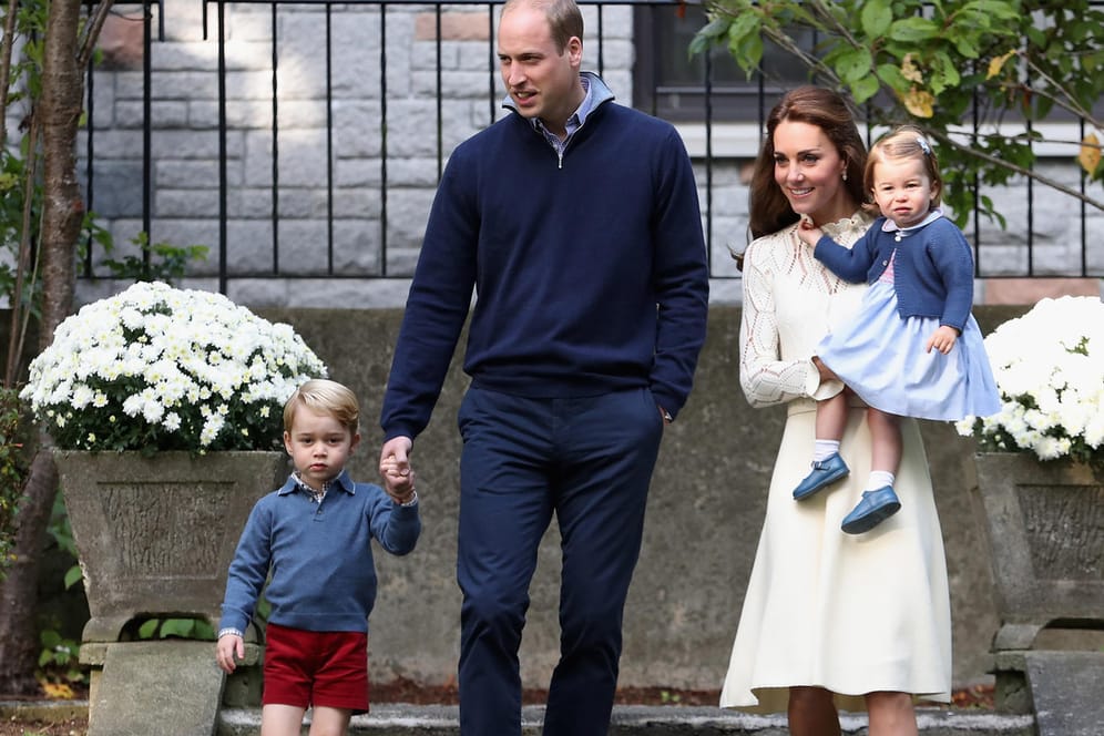 William, Kate und die Kids: Im Garten des Kensington Palastes trafen sie die britische TV-Legende David Attenborough.