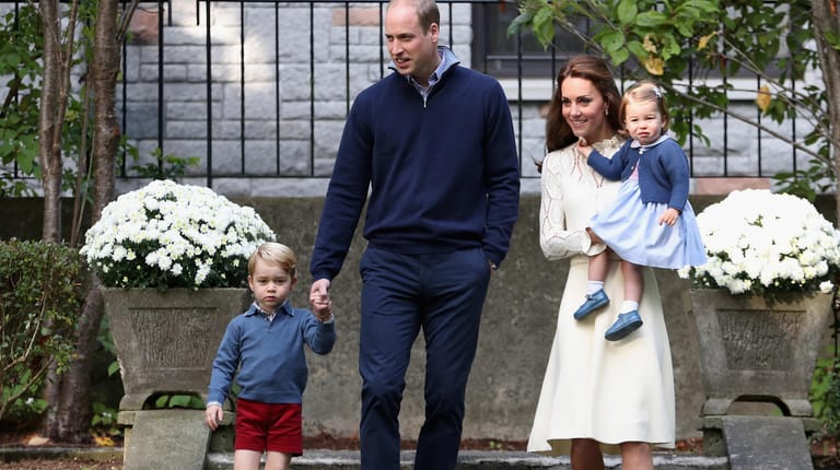 William, Kate und die Kids: Im Garten des Kensington Palastes trafen sie die britische TV-Legende David Attenborough.