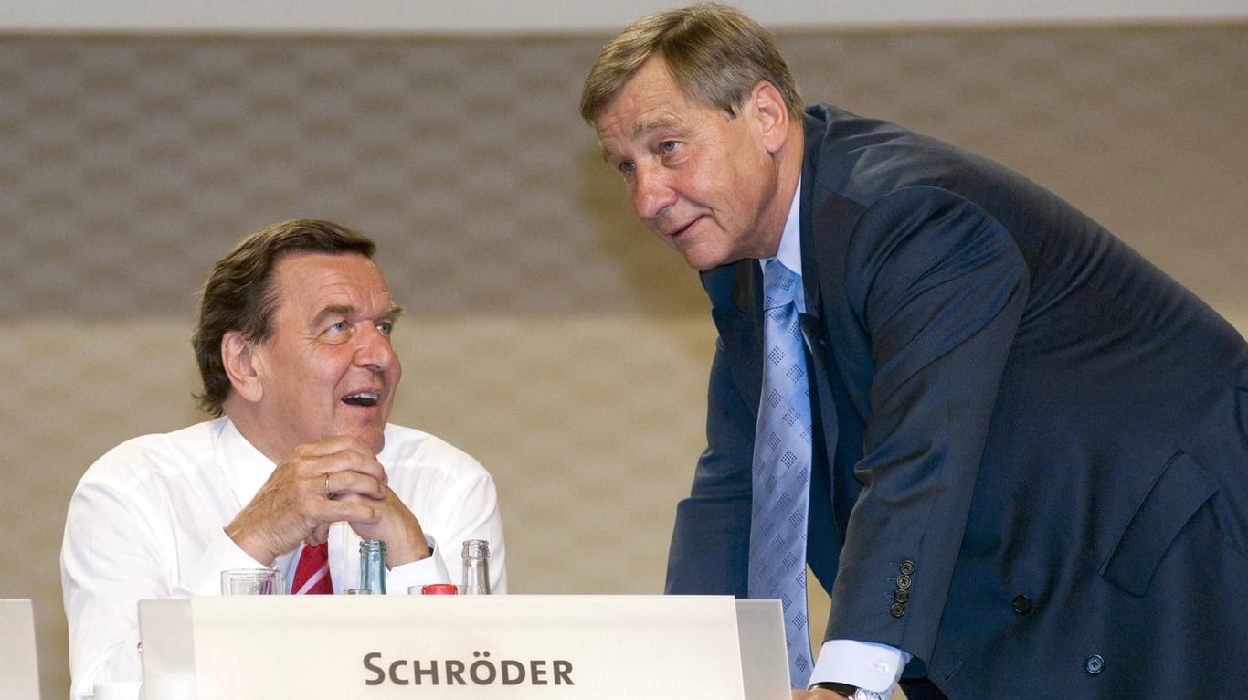 Gerhard Schröder (l.) mit Wolfgang Clement im August 2005.