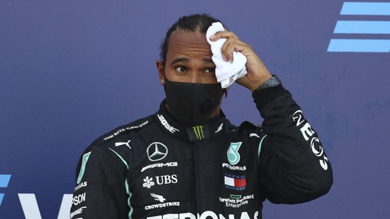 Lewis Hamilton wischte sich auf dem Podium den Schweiß von der Stirn.