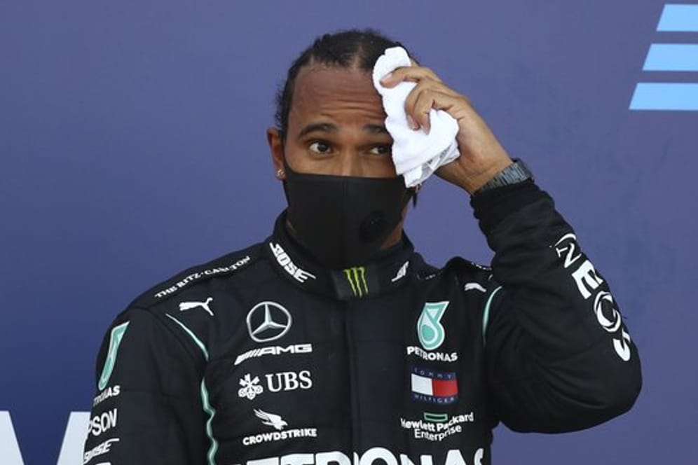 Lewis Hamilton wischte sich auf dem Podium den Schweiß von der Stirn.