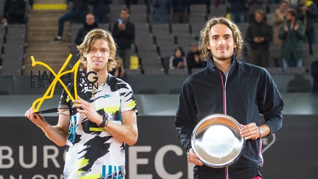 Andrej Rubljow (l) setzte sich in Hamburg im Finale gegen Stefanos Tsitsipas durch. Andrej Rubljow (l) setzte sich in Hamburg im Finale gegen Stefanos Tsitsipas durch.