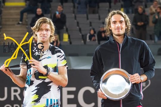 Andrej Rubljow (l) setzte sich in Hamburg im Finale gegen Stefanos Tsitsipas durch.