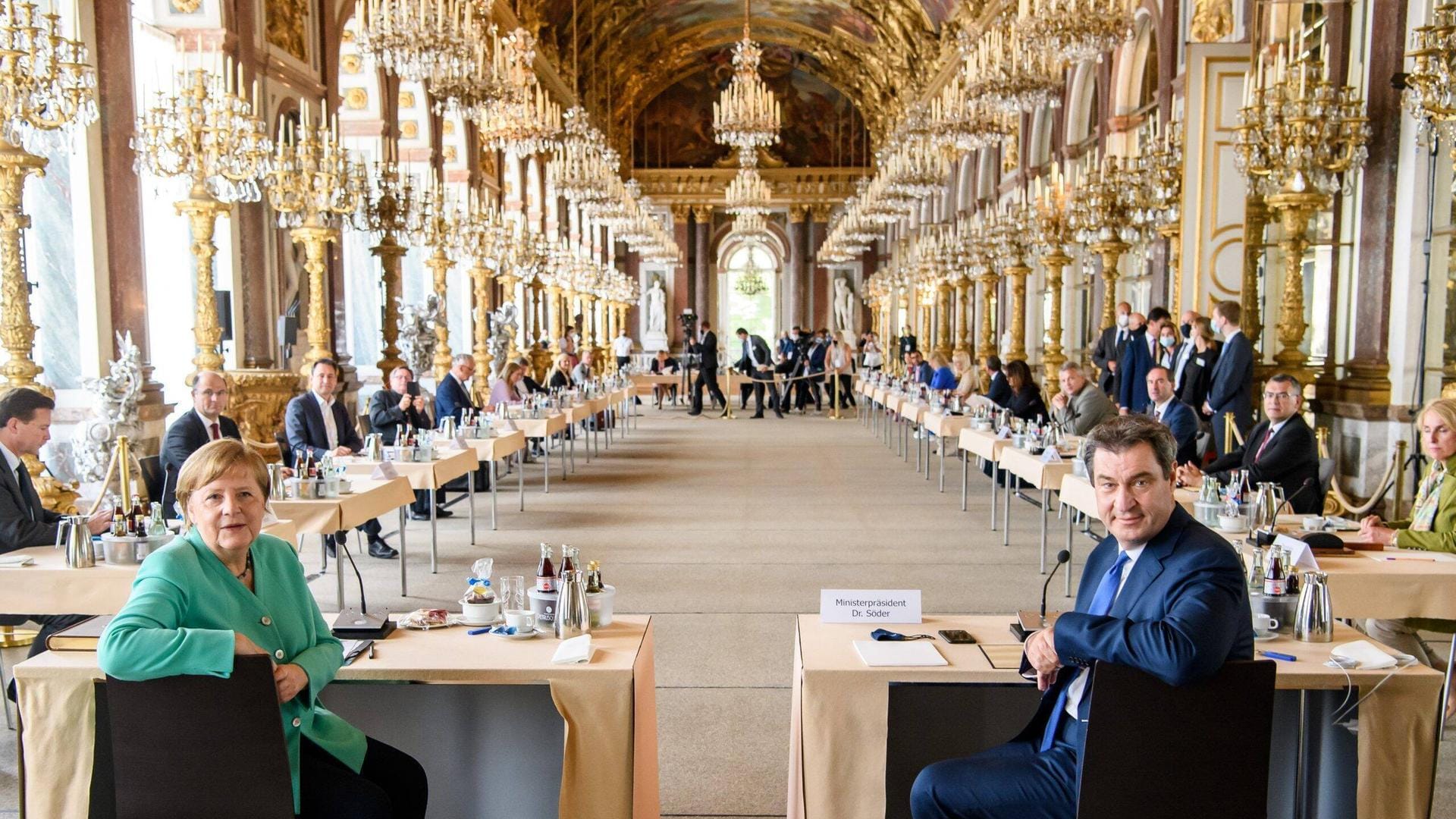 Söder und Merkel in der Spiegelgalerie des Neuen Schlosses Herrenchiemsee.