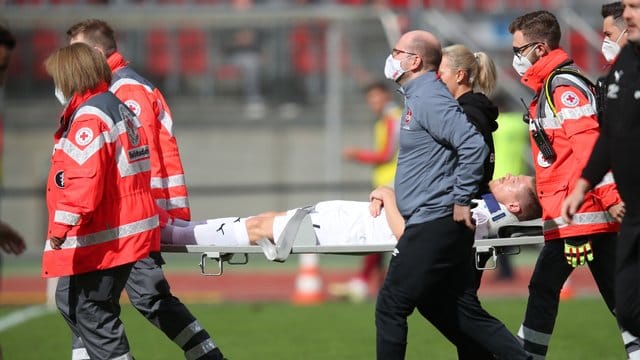 Denis Linsmayer wird verletzt vom Platz getragen.
