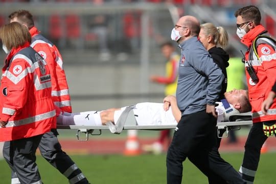 Denis Linsmayer wird verletzt vom Platz getragen.